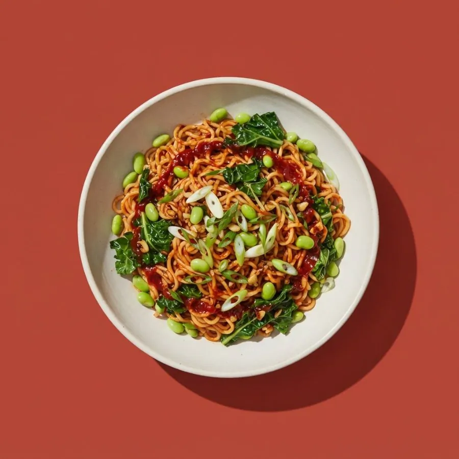 Noodles al gochujang con cavolo riccio ed edamame