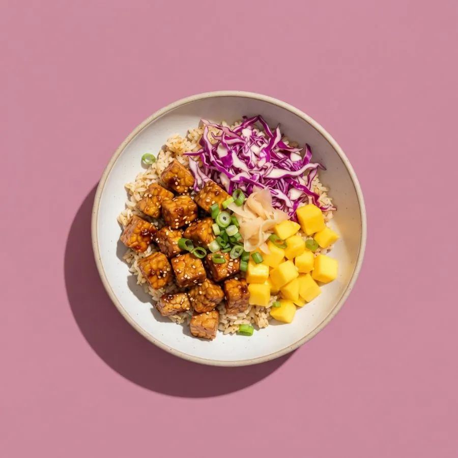 Klebrige Tempeh-Bowl mit Rotkohl und Mango