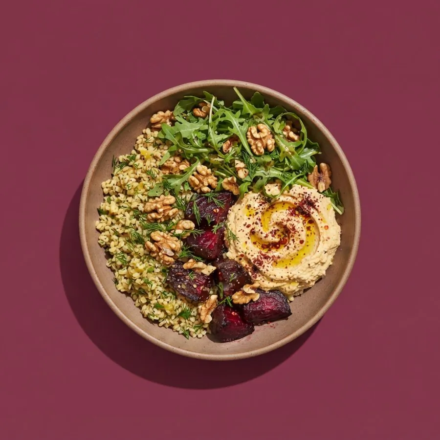 Geröstete Rote-Bete-Bulgur-Bowl mit Hummus