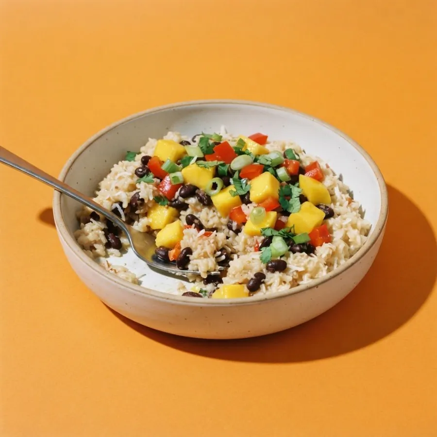 Bowl de arroz de coco com feijão-preto e manga, foto 3