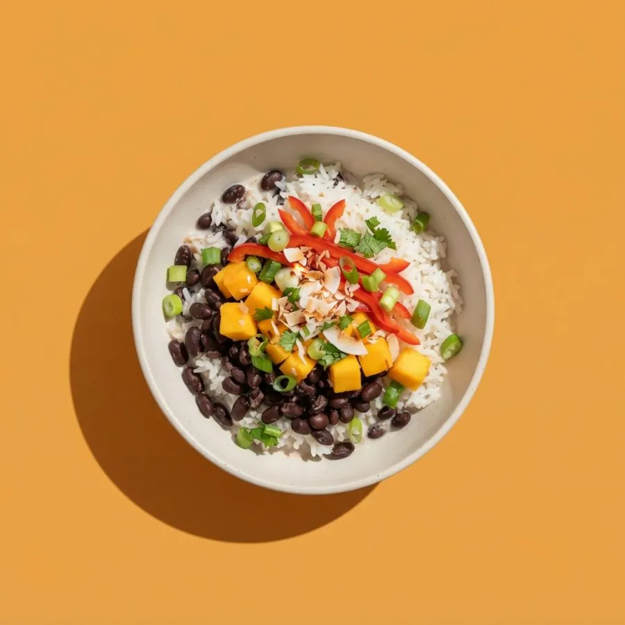 Bowl de arroz de coco com feijão-preto e manga
