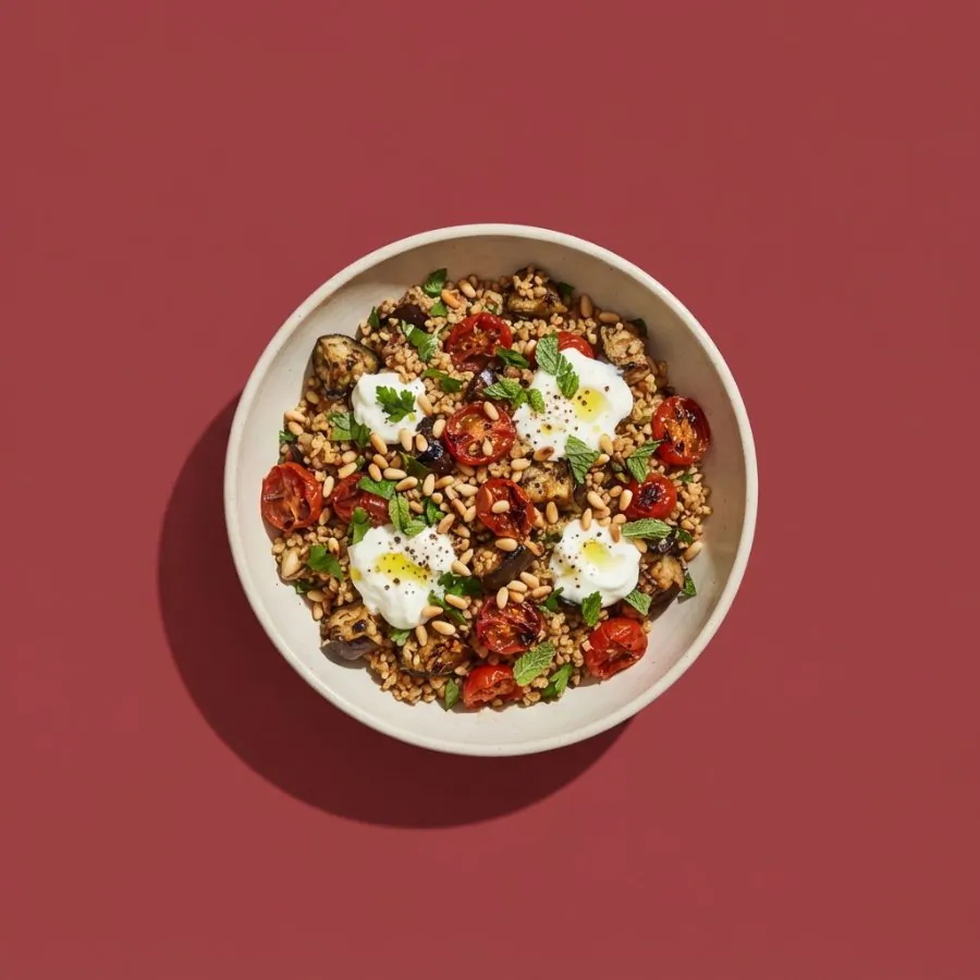Bowl de bulgur com berinjela defumada e tomate