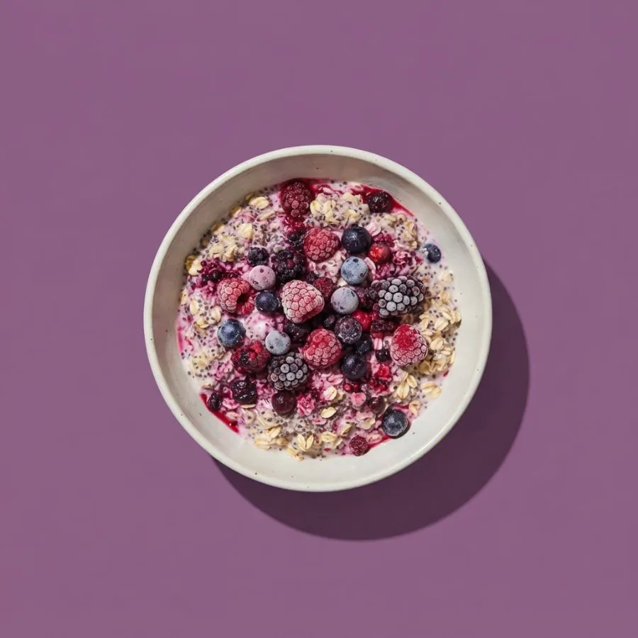Berry overnight oats