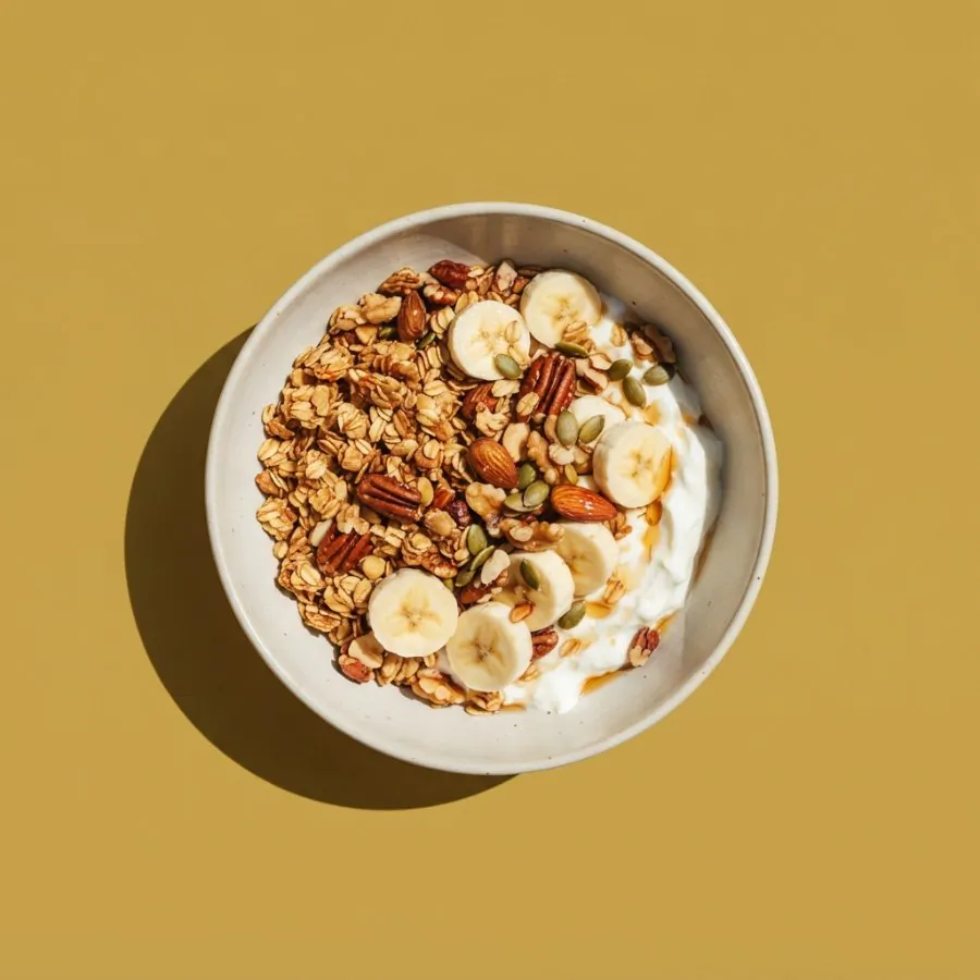 Granola aux noix et au sirop d'érable, avec du yaourt