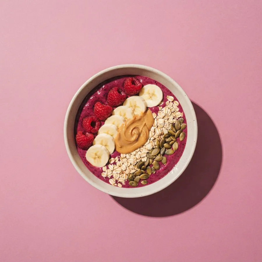 Smoothie-Bowl mit Beeren