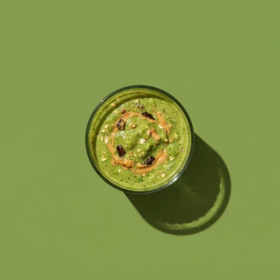 Smoothie de espinafre, banana e pasta de amendoim