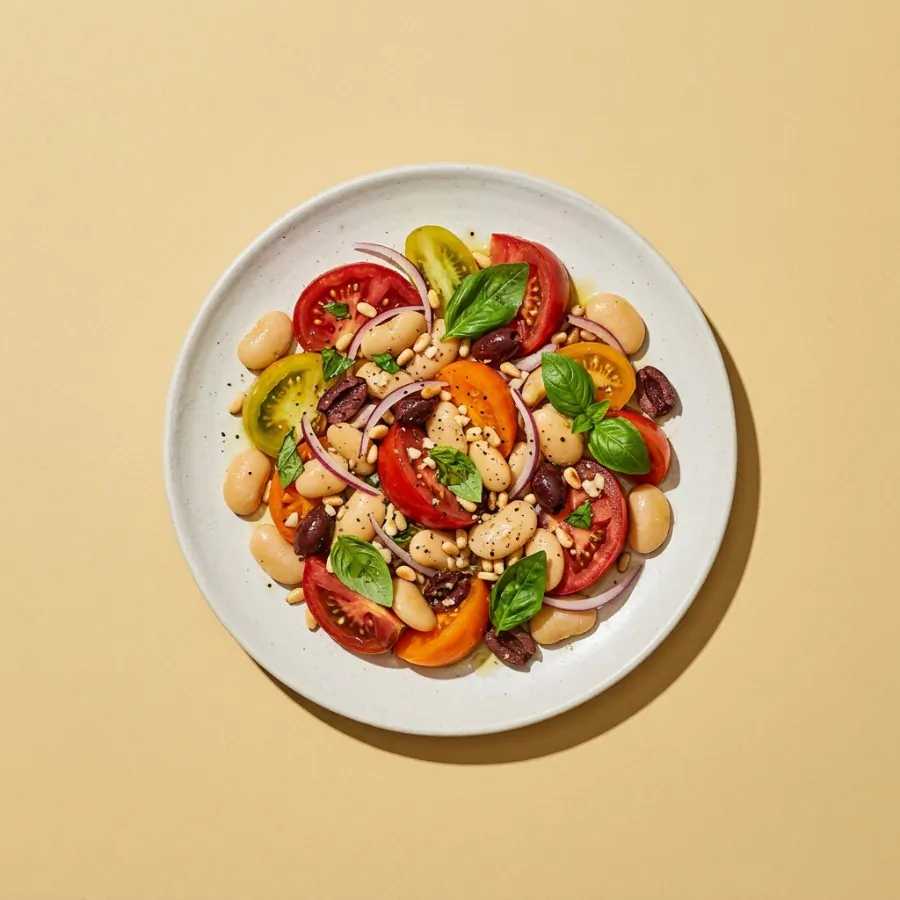 Tomatensalat mit Limabohnen und Basilikum
