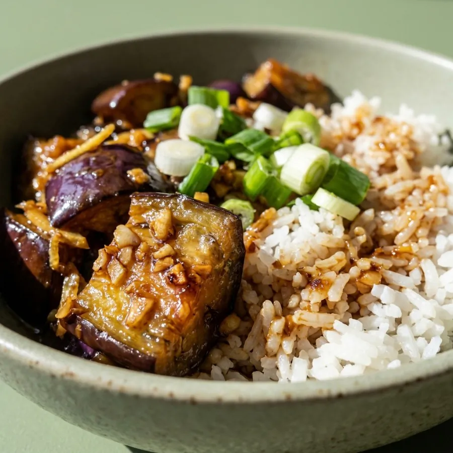 Aubergine mit viel Knoblauch aus dem Wok, dazu Reis, Foto 2