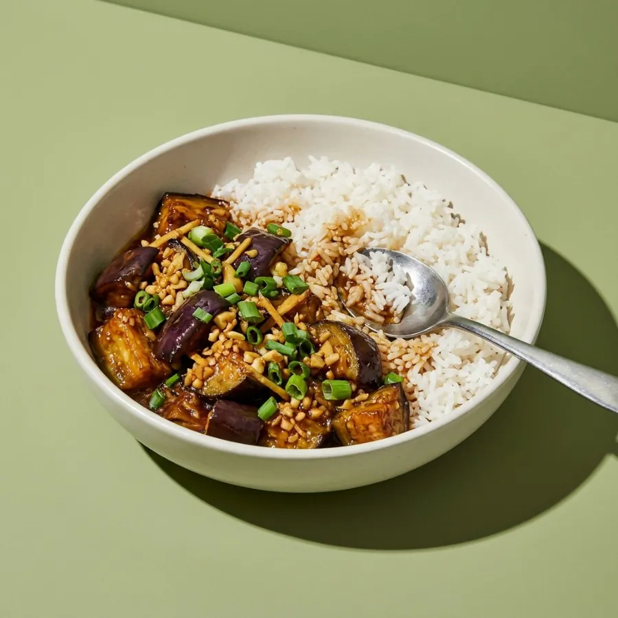 Aubergine mit viel Knoblauch aus dem Wok, dazu Reis, Foto 3