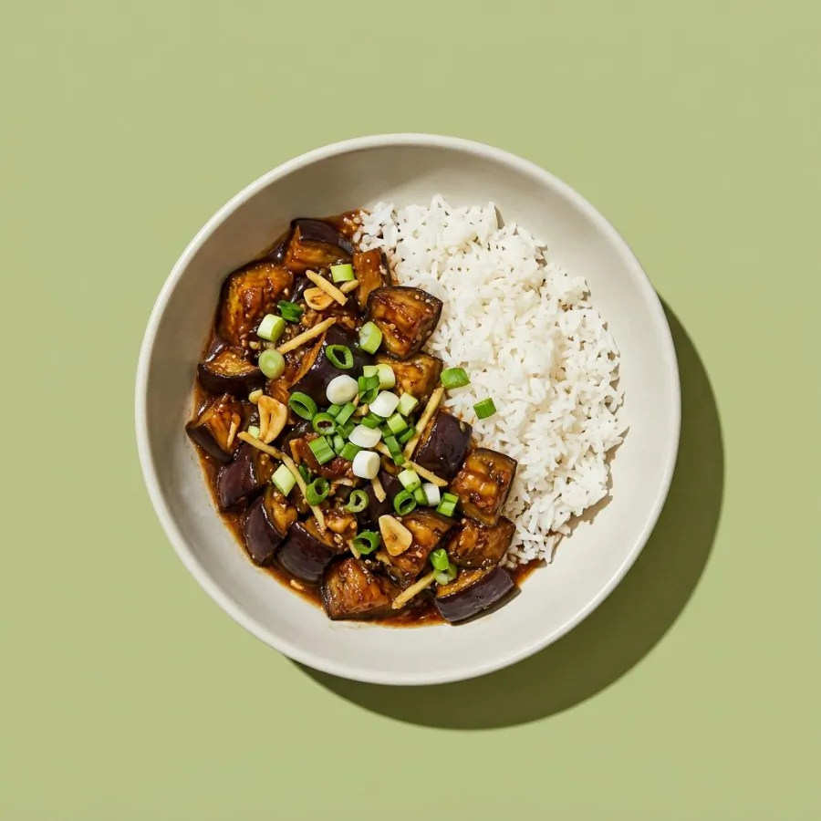 Aubergine mit viel Knoblauch aus dem Wok, dazu Reis