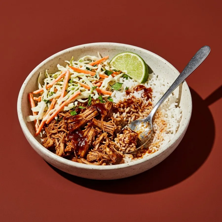 Bol de arroz con yaca desmenuzada, ensalada de col y lima, foto 3