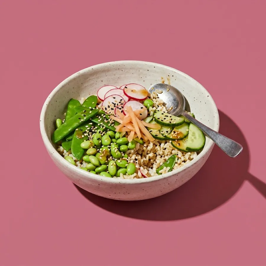 Tigela de arroz com ervilha-torta, rabanete e edamame com molho de gengibre, foto 3