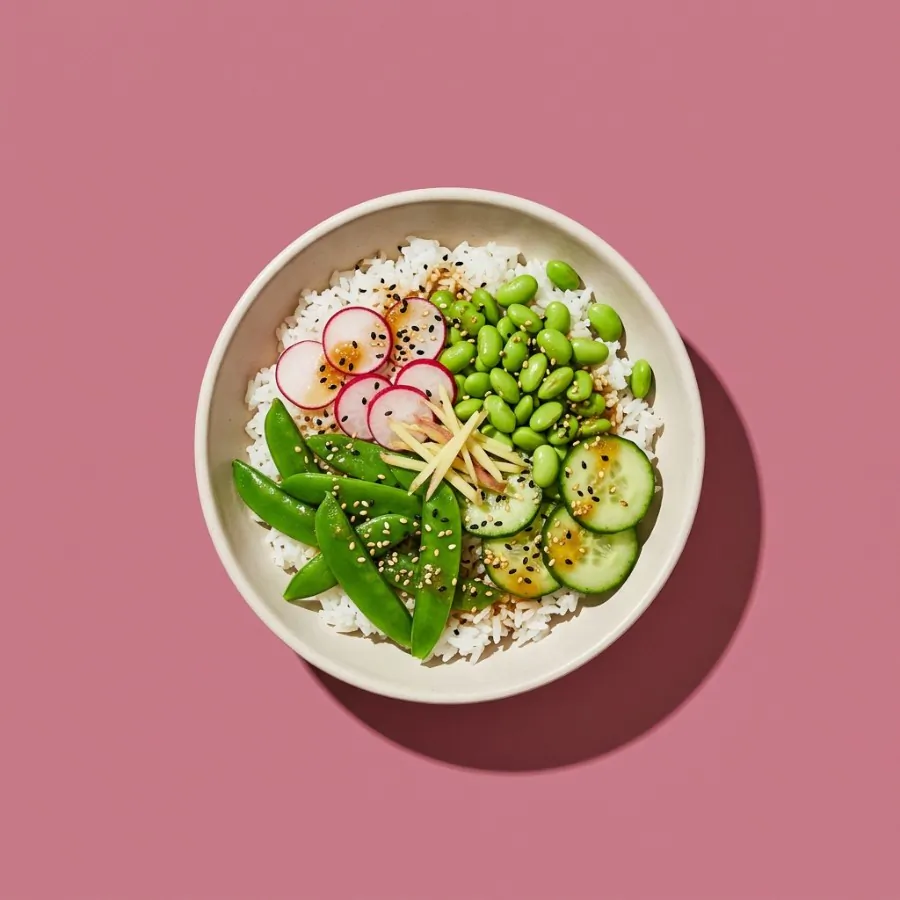 Tigela de arroz com ervilha-torta, rabanete e edamame com molho de gengibre