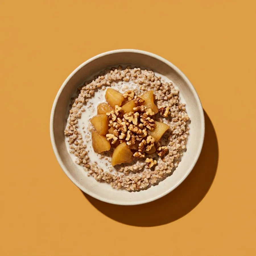 Porridge di grano saraceno con mele stufate