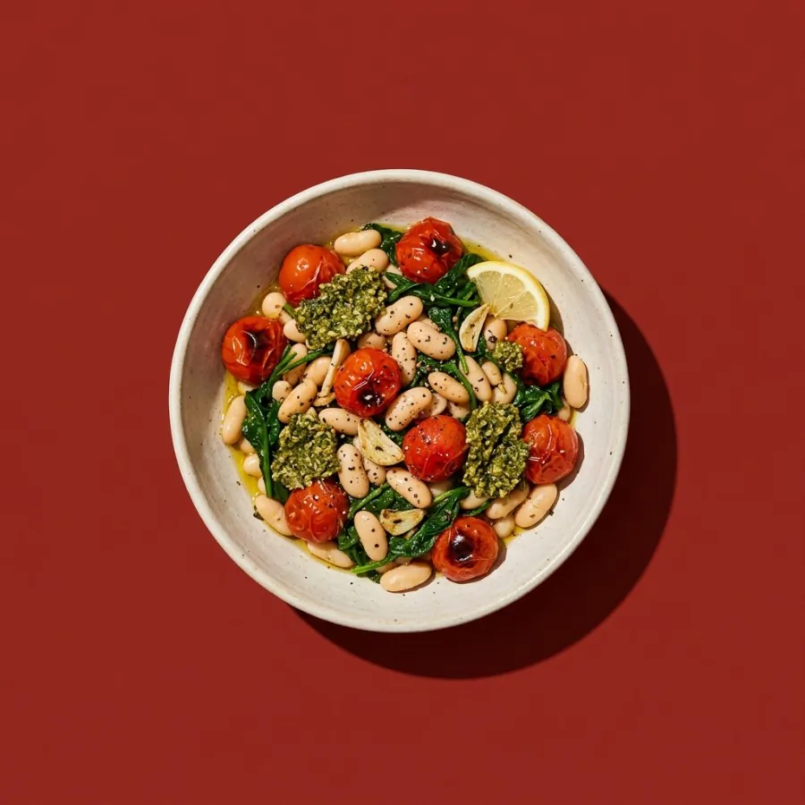 Bols de tomates rôties et haricots blancs pour le petit-déjeuner